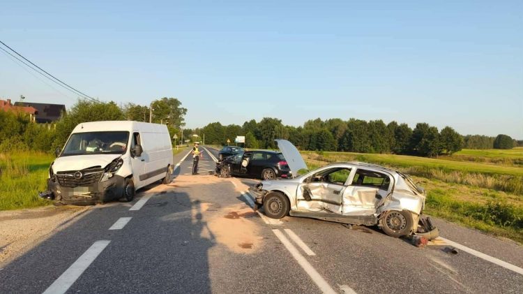 Wypadek w Woli Jachowej. Trzy auta rozbite, jest ranny