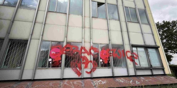 Wulgarne graffiti na biurze partii Nowa Fala. Policja szuka sprawców