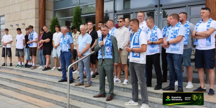 Trzecioligowcy ruszają do walki. Święto w Morawicy