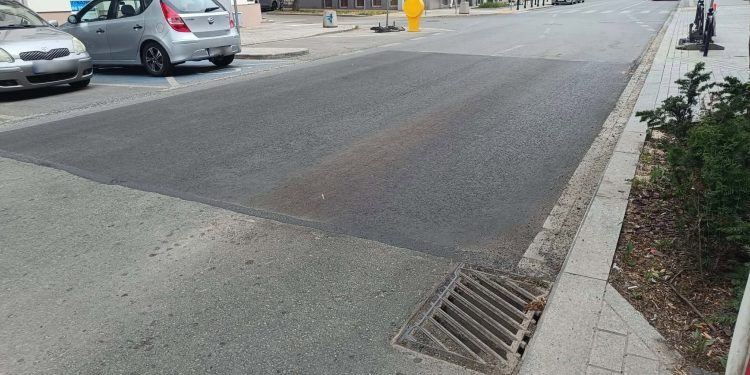 Duża łata na ulicy Paderewskiego. Wcześniej powstały tam zapadliska