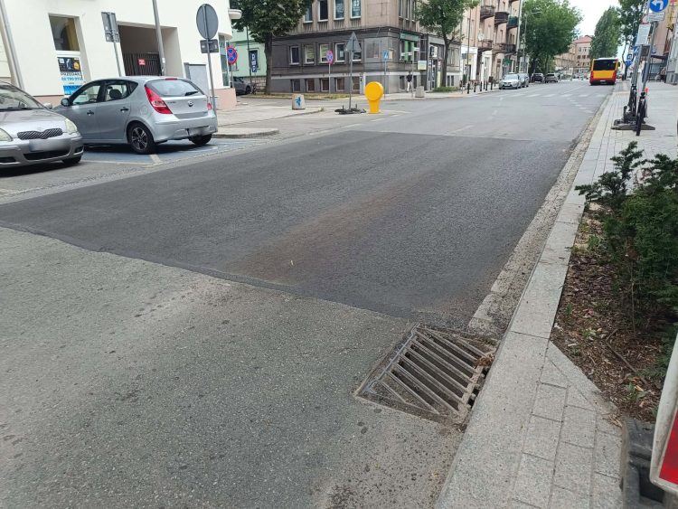 Duża łata na ulicy Paderewskiego. Wcześniej powstały tam zapadliska