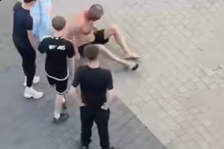Kopnął mężczyznę w głowę. Niebezpieczna sytuacja przy ulicy Andersa