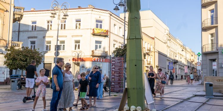 Makieta bomby na Placu Artystów. Partia Razem mówi o Izraelskich firmach na MSPO