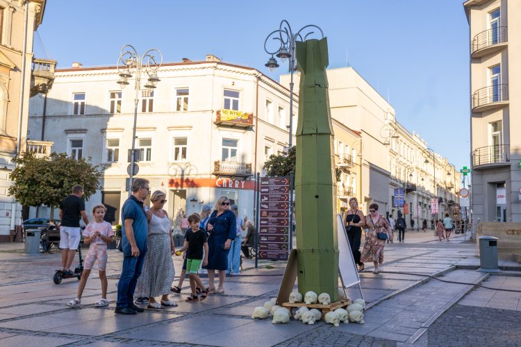 Makieta bomby na Placu Artystów. Partia Razem mówi o Izraelskich firmach na MSPO