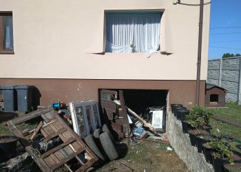 Wybuch gazów podczas pompowania nieczystości z szamba. Zniszczone okna, drzwi i nie tylko