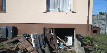 Wybuch gazów podczas pompowania nieczystości z szamba. Zniszczone okna, drzwi i nie tylko