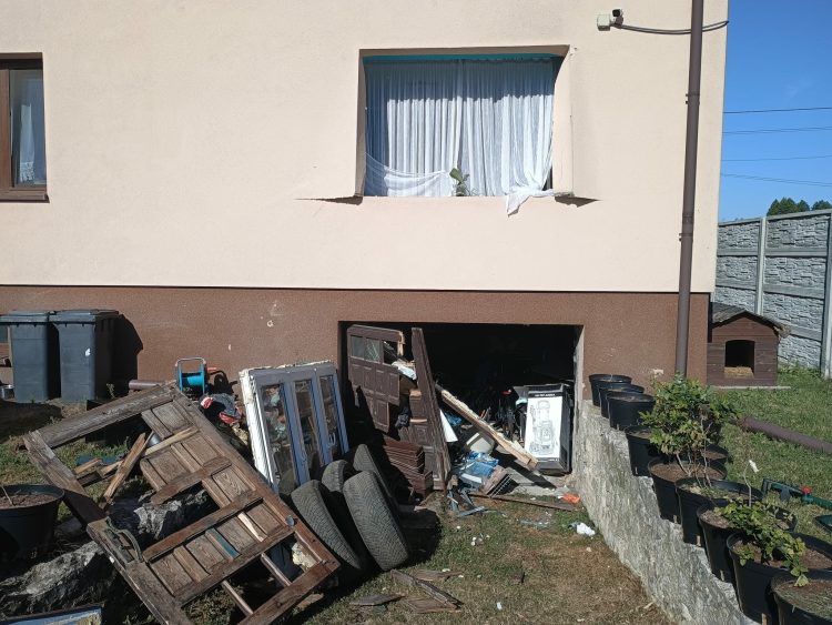 Wybuch gazów podczas pompowania nieczystości z szamba. Zniszczone okna, drzwi i nie tylko