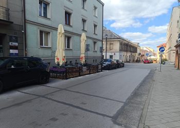 Nowe przystanki autobusowe powstaną jeszcze w tym roku. Ale zniknie trochę miejsc dla aut