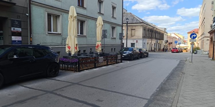 Nowe przystanki autobusowe powstaną jeszcze w tym roku. Ale zniknie trochę miejsc dla aut