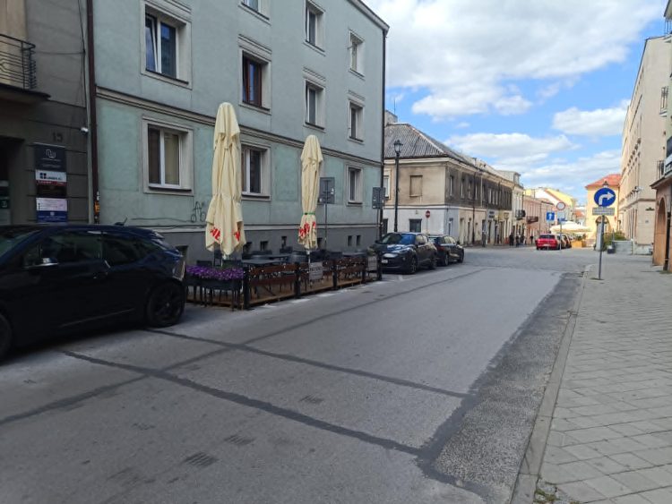 Nowe przystanki autobusowe powstaną jeszcze w tym roku. Ale zniknie trochę miejsc dla aut