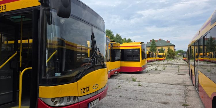 Coraz bliżej transportu autobusów do Winnicy. Fundacja kupiła już 10 pojazdów