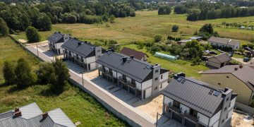 Modrzewiowa Park kończy etap budowlany. Tak wygląda w rzeczywistości marzenie o własnym domu w cenie mieszkanie