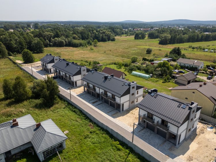 Modrzewiowa Park kończy etap budowlany. Tak wygląda w rzeczywistości marzenie o własnym domu w cenie mieszkanie