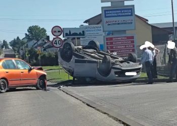 Dachowanie auta na ulicy Piekoszowskiej