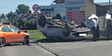 Dachowanie auta na ulicy Piekoszowskiej