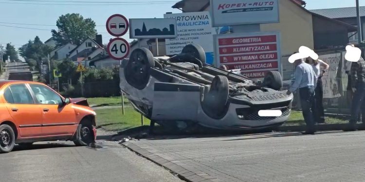 Dachowanie auta na ulicy Piekoszowskiej
