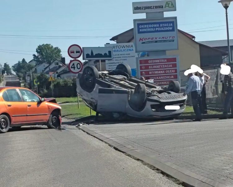 Dachowanie auta na ulicy Piekoszowskiej