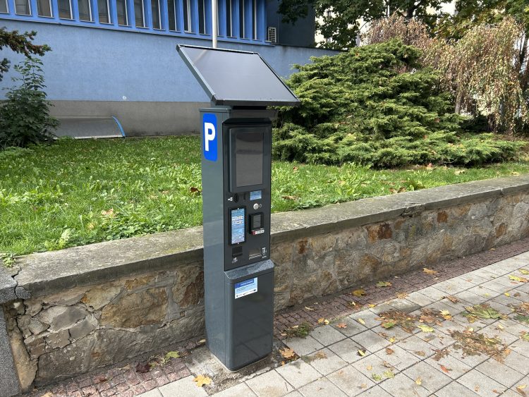 80 cyfrowych parkomatów. Trwa instalacja nowych urządzeń