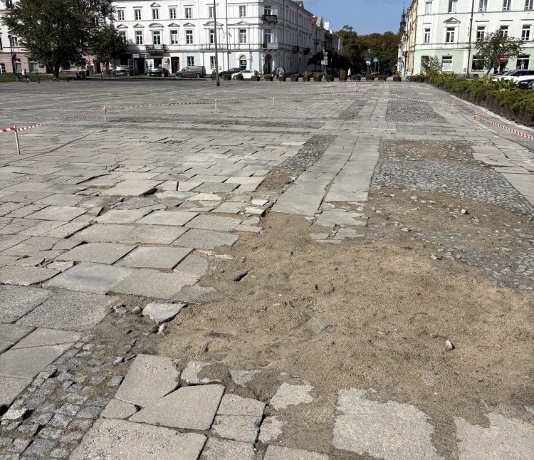 Plac Wolności uszkodzony po Army Days. Na razie nie wiadomo, kiedy dojdzie do naprawy
