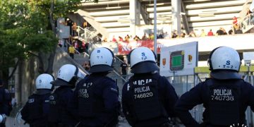 Wyrwane krzesełko, 145 interwencji i 97 mandatów. Policja zabezpieczała mecz