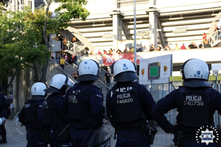 Wyrwane krzesełko, 145 interwencji i 97 mandatów. Policja zabezpieczała mecz