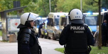 Wyrok w trybie przyspieszonym. 21-latek połamał krzesełko i rzucał jego elementami w kierunku sektora gospodarzy