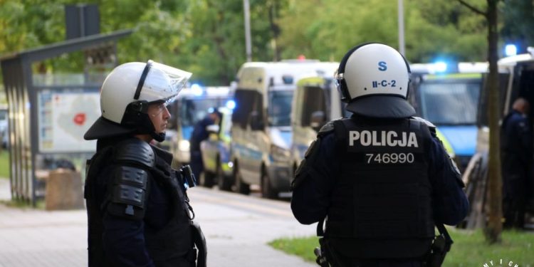 Wyrok w trybie przyspieszonym. 21-latek połamał krzesełko i rzucał jego elementami w kierunku sektora gospodarzy