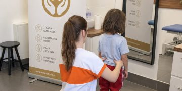 Rozwój dziecka pod lupą: Kiedy chodzenie na palcach, przepuklina i wady postawy wymagają pomocy fizjoterapeuty?