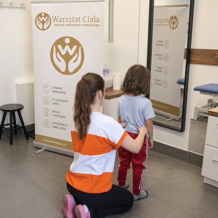 Rozwój dziecka pod lupą: Kiedy chodzenie na palcach, przepuklina i wady postawy wymagają pomocy fizjoterapeuty?