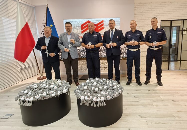 1300 odblaskowych misiów dla dzieci. SSE „Starachowice” wspiera bezpieczną drogę do szkoły