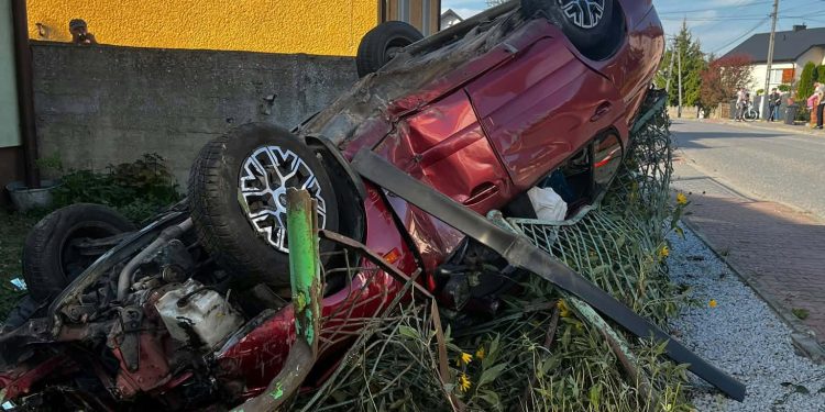 19-latek wjechał autem w ogrodzenie i dachował