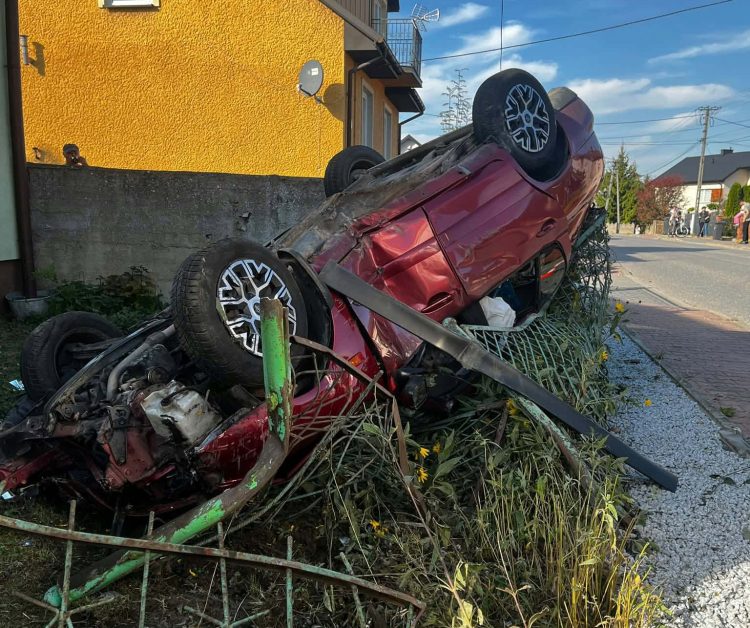 19-latek wjechał autem w ogrodzenie i dachował