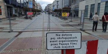 Utrudnienia na ulicy Sienkiewicza i Staszica. Mają związek z McDonald’s i Papaya Films