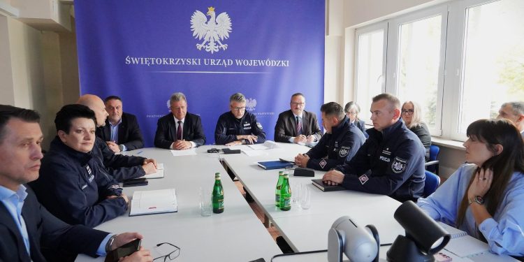 Świętokrzyskie. Ponad 1,1 tys. policjantów przy szkołach i apele do rodziców