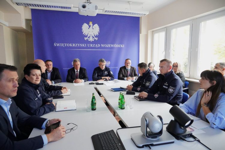 Świętokrzyskie. Ponad 1,1 tys. policjantów przy szkołach i apele do rodziców