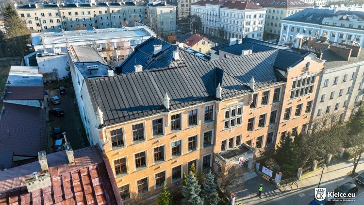 „Wszędzie lewactwo będzie pogonione”. Nauczyciel II LO im. Śniadeckiego obraża w sieci, dyrekcja: wyraz poglądów na sprawy publiczne
