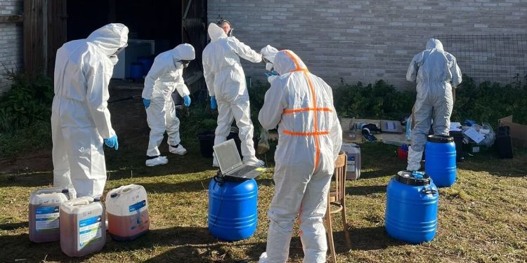 680 kg klefedronu zabezpieczyli policjanci w zlikwidowanym laboratorium narkotyków