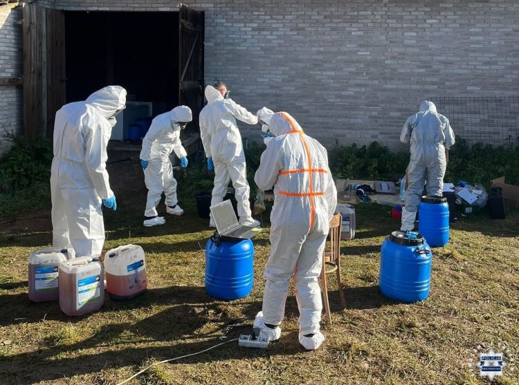 680 kg klefedronu zabezpieczyli policjanci w zlikwidowanym laboratorium narkotyków