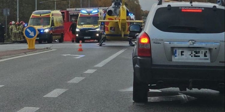 Wypadek na obwodnicy Daleszyc. Do szpitala trafił 53-latek i 12-letnia pasażerka