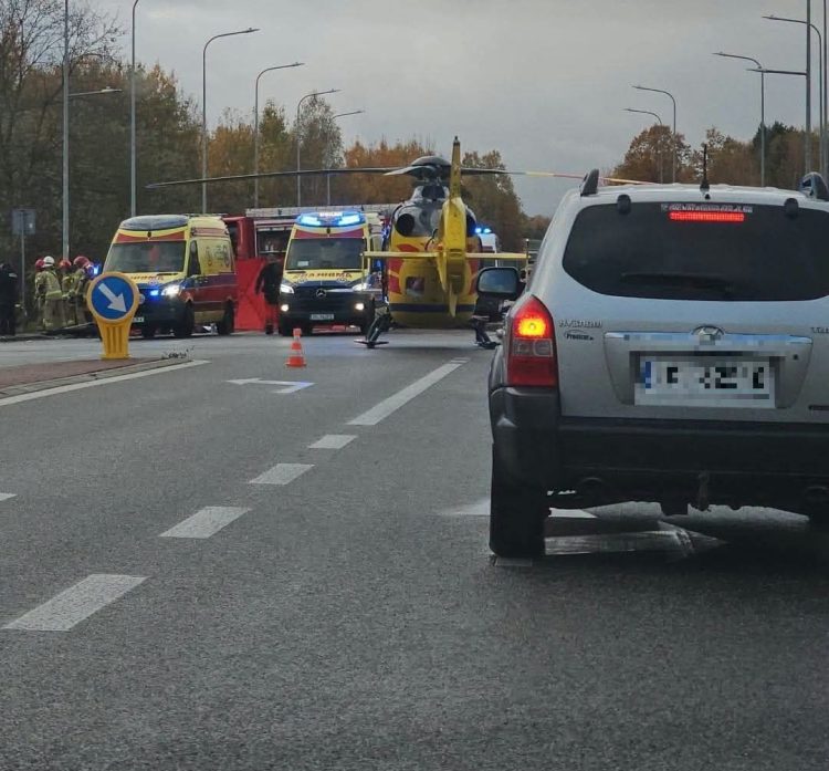 Wypadek na obwodnicy Daleszyc. Do szpitala trafił 53-latek i 12-letnia pasażerka