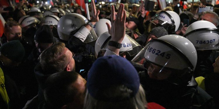 Kryzys w TK: prezydent zwołuje pilne konsultacje sił parlamentarnych; premier pisze o przywracaniu rządów prawa