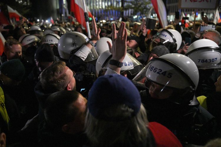 Kryzys w TK: prezydent zwołuje pilne konsultacje sił parlamentarnych; premier pisze o przywracaniu rządów prawa